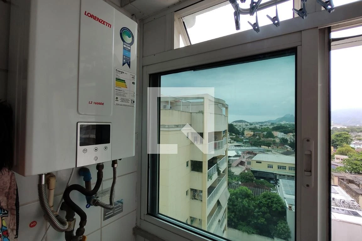Glass-enclosed balcony in a 3-bedroom apartment, 155 m² — photo 36