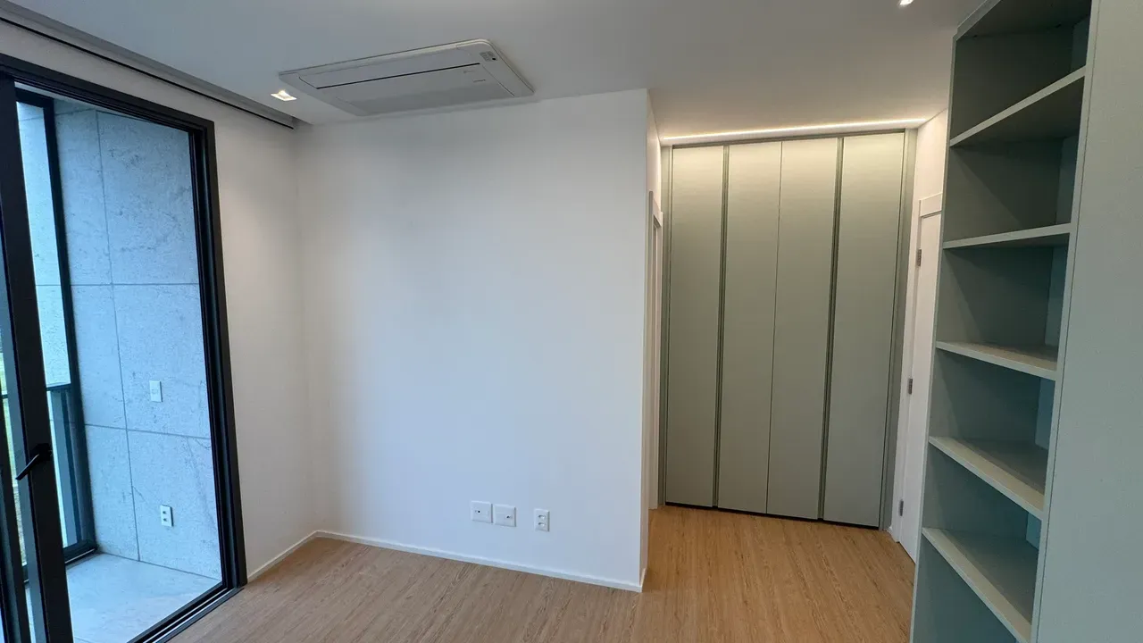 Apartment with 4 bedrooms, 5 bathrooms and enclosed balcony — photo 27