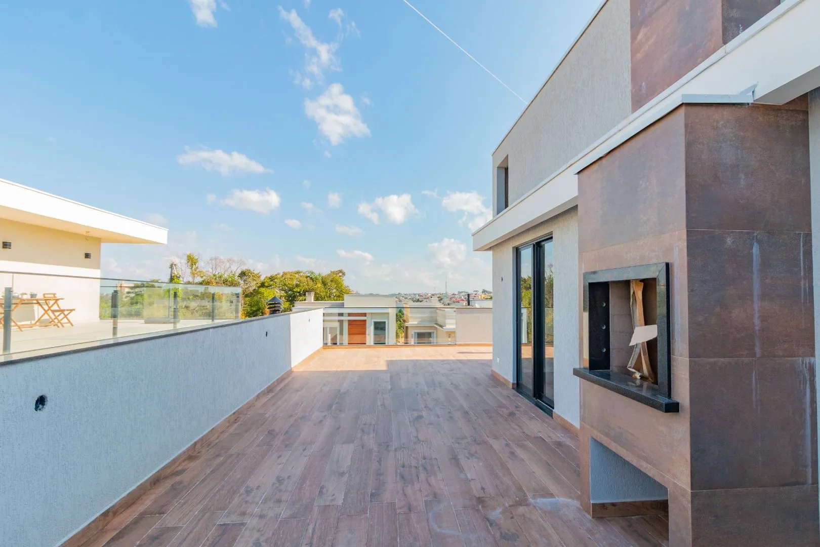 Modern house with 4 en-suite bedrooms and 6 parking spots — photo 60