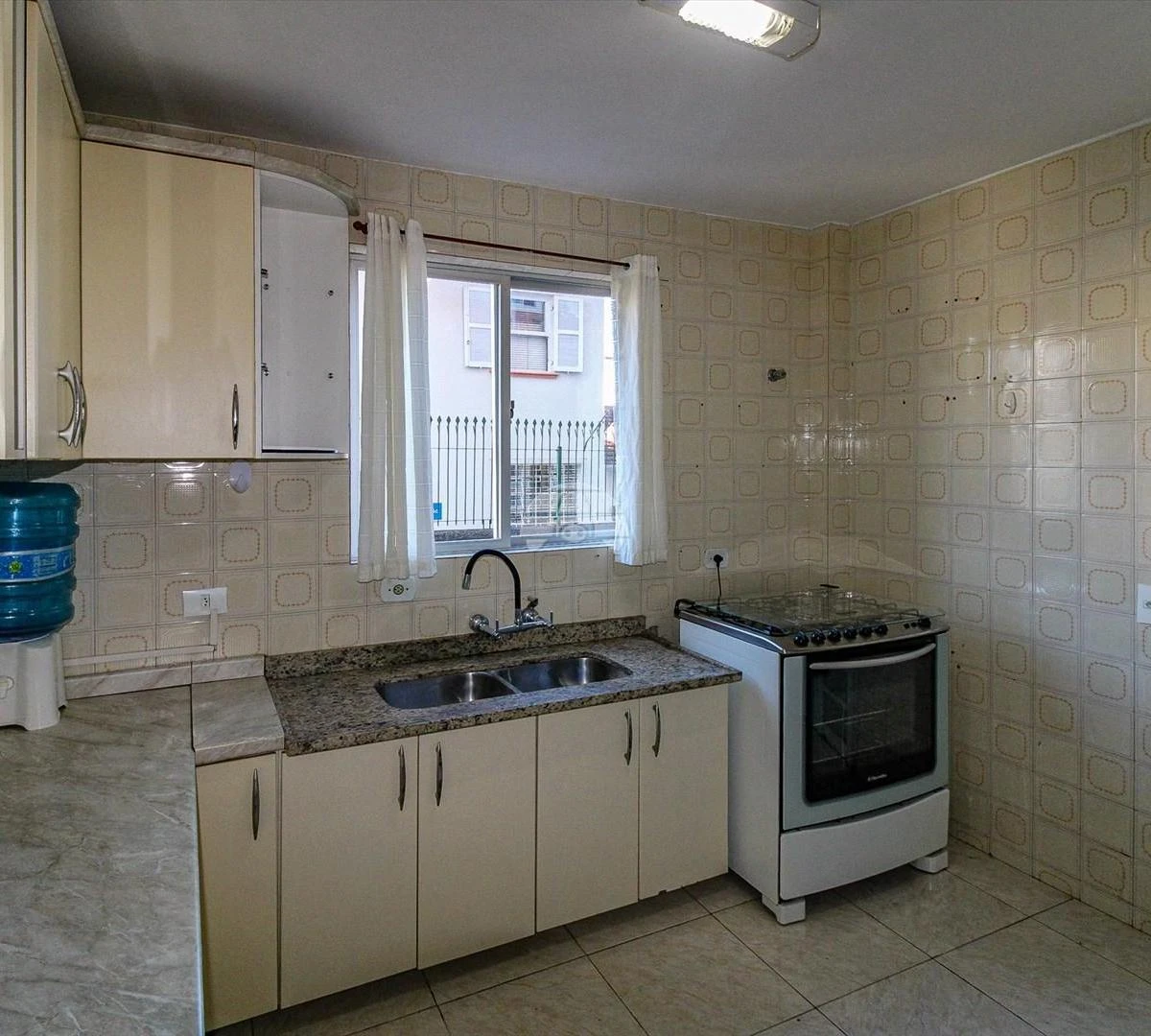 3-bedroom apartment with wood or laminate floors