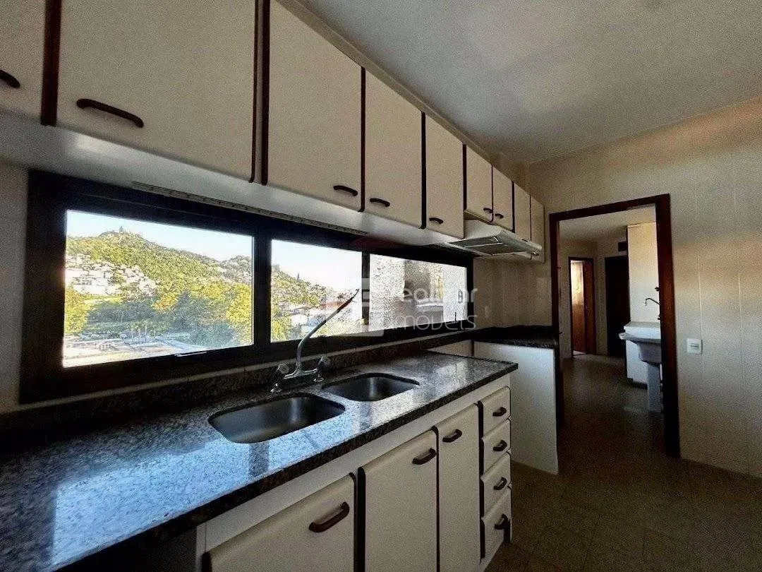 4-bedroom apartment with 3 en-suite baths and 303 m² — photo 33