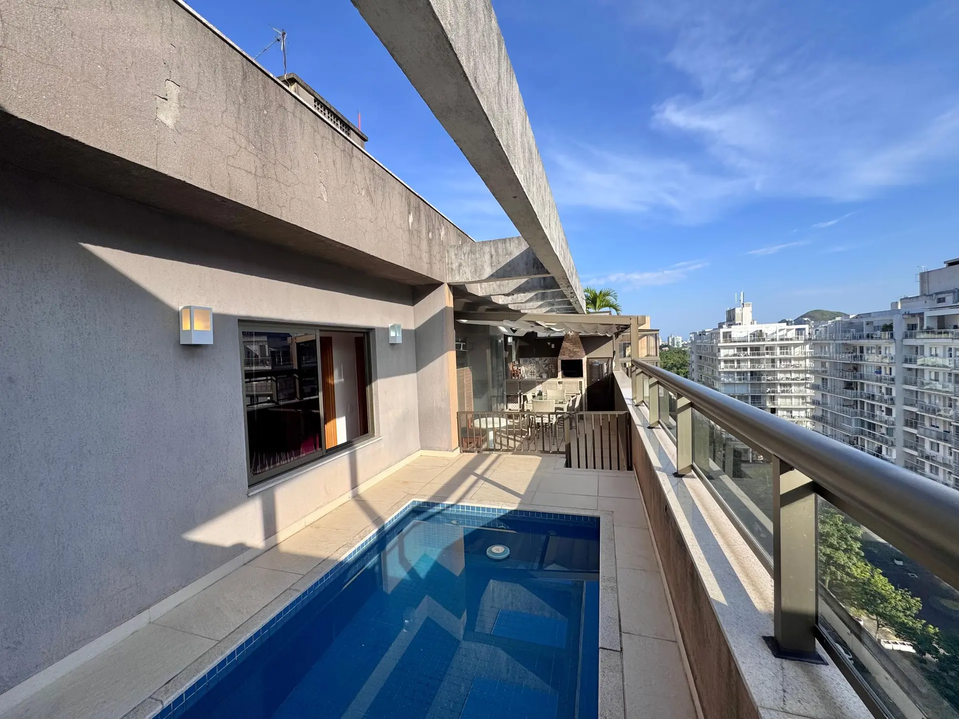 4-bedroom apartment with a glass-enclosed balcony — photo 34