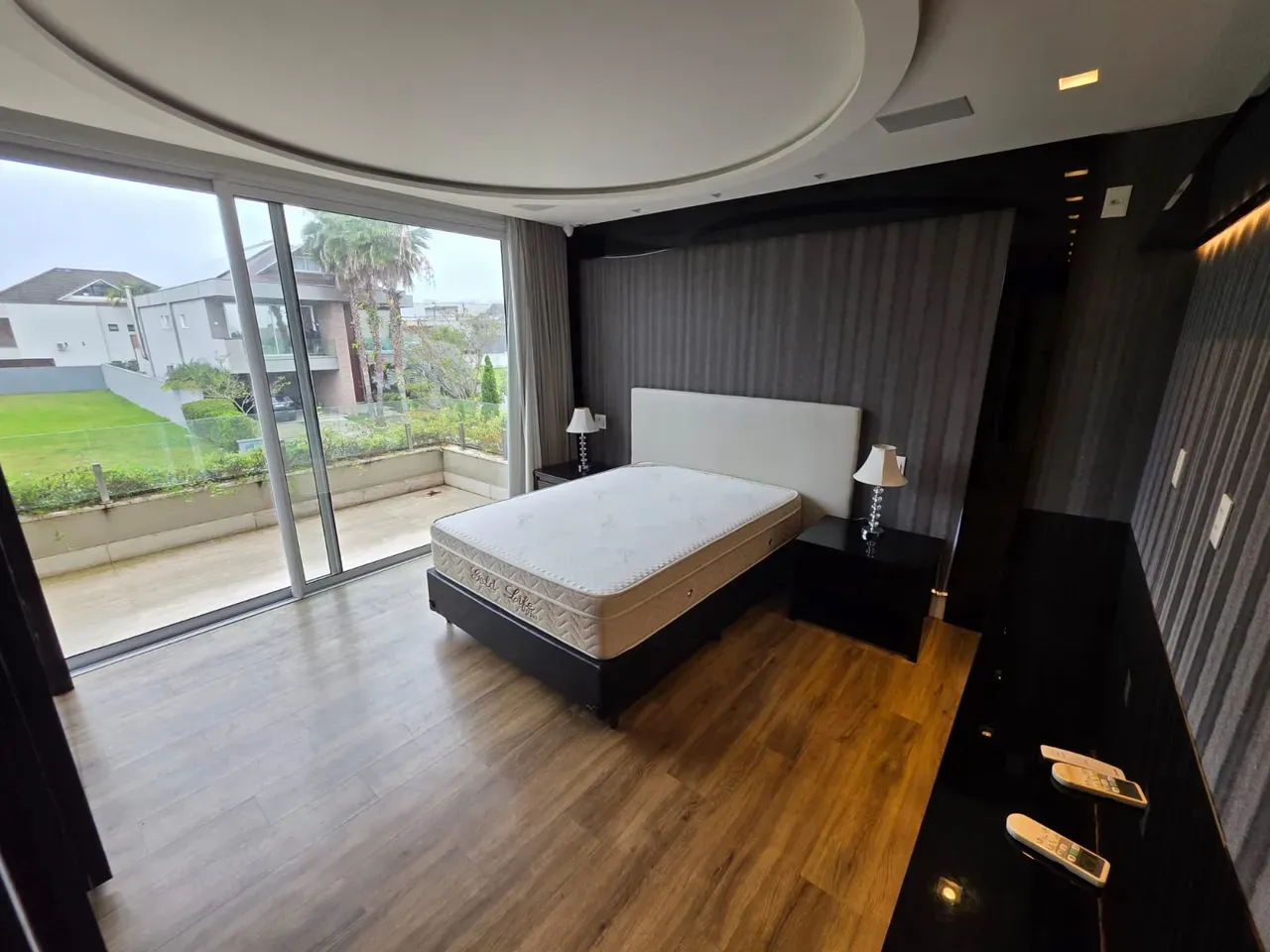 Casa em condomínio com 5 quartos e 5 banheiros — photo 24