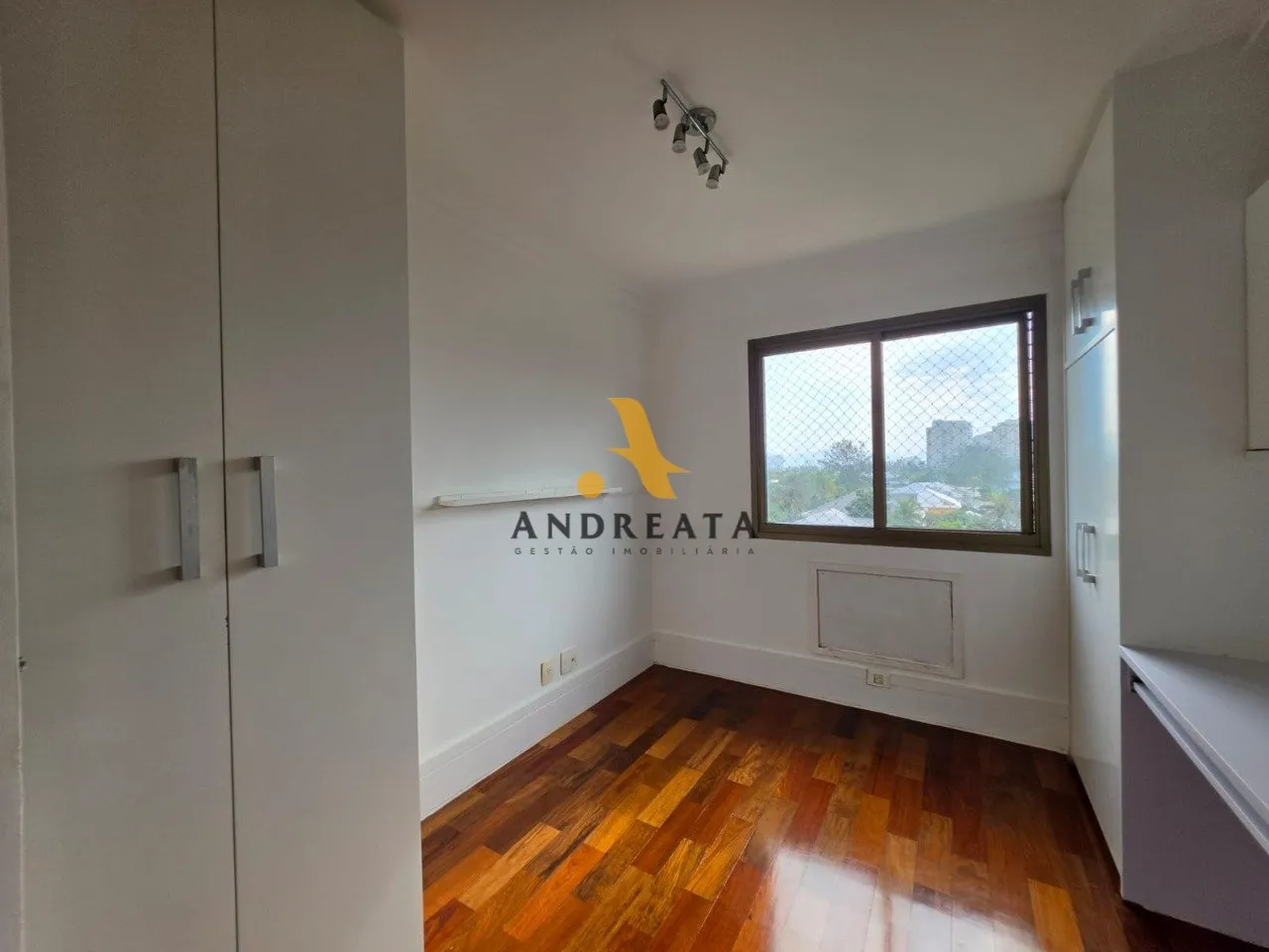 Apartment on the 5th floor with a glass-enclosed balcony — photo 7