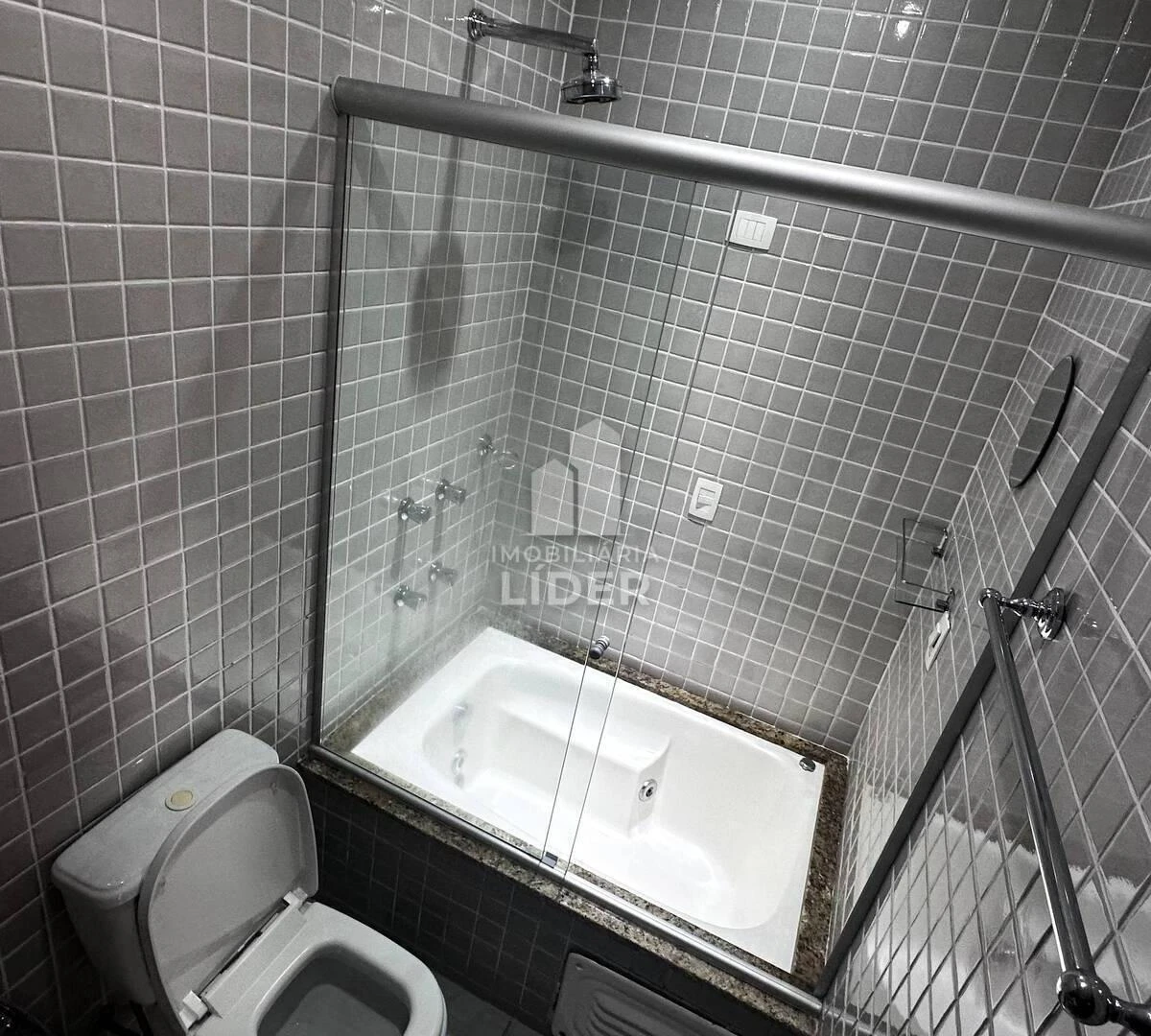 One-bedroom apartment with a bathtub in Curitiba — photo 16