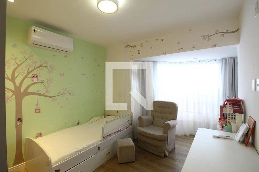 Furnished 4-bedroom apartment with 245 m² and glass balcony — photo 25