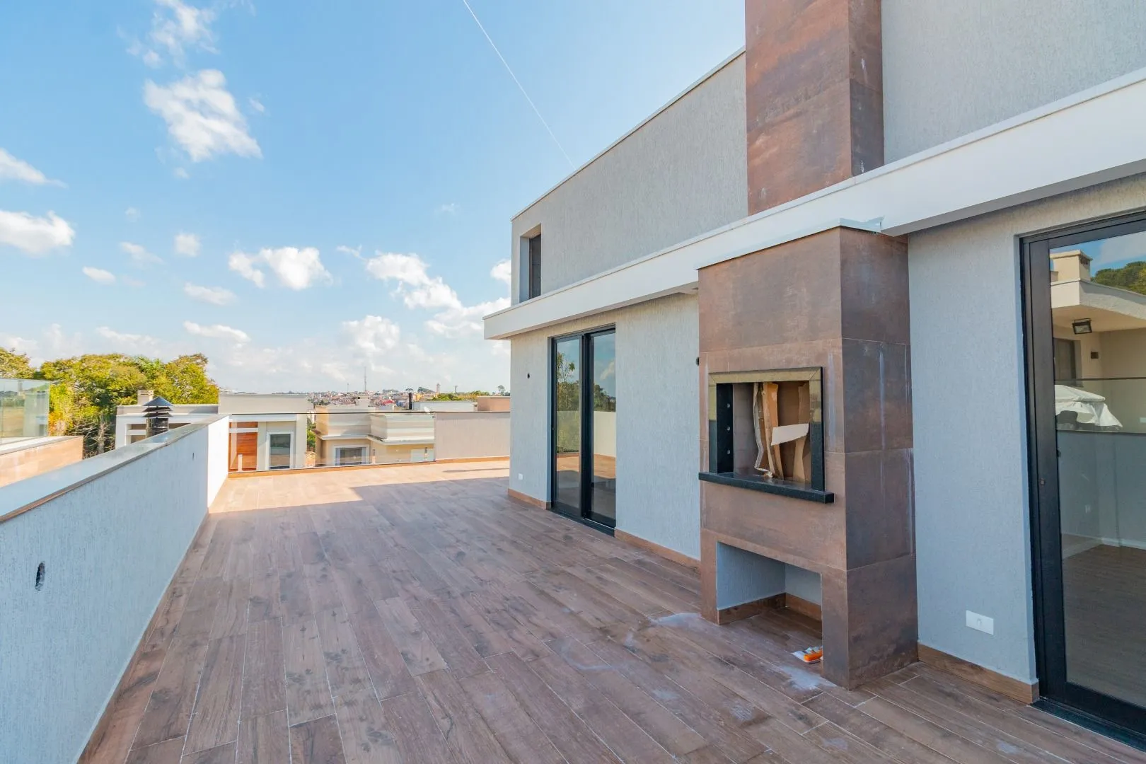 Modern house with 4 en-suite bedrooms and 6 parking spots — photo 59