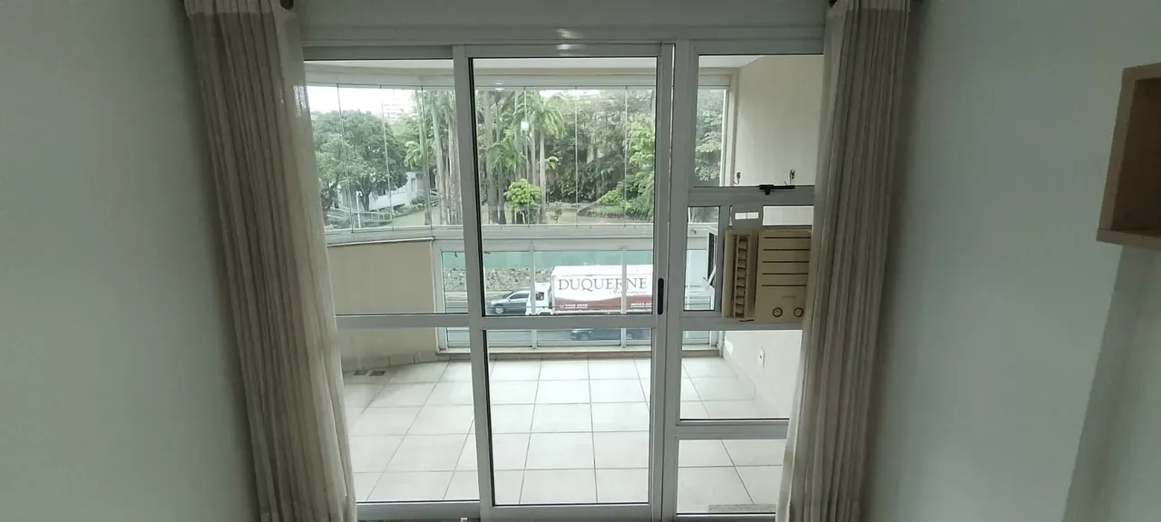 Glass-enclosed balcony in a 2-bedroom apartment, 82 m²