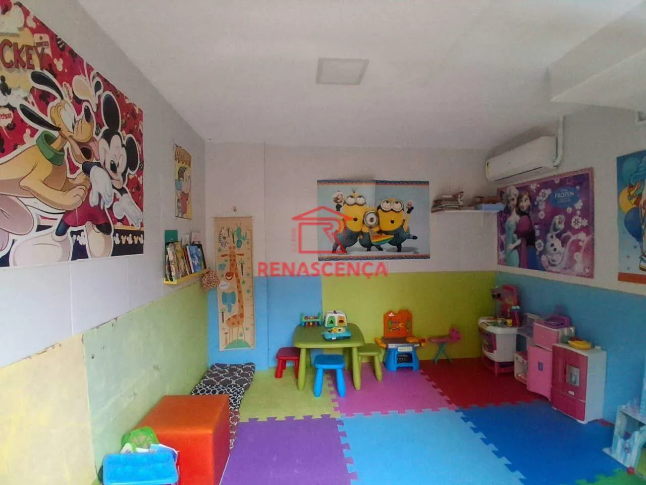 Apartamento de 2 dormitorios con vistas a la ciudad y montañas — photo 21