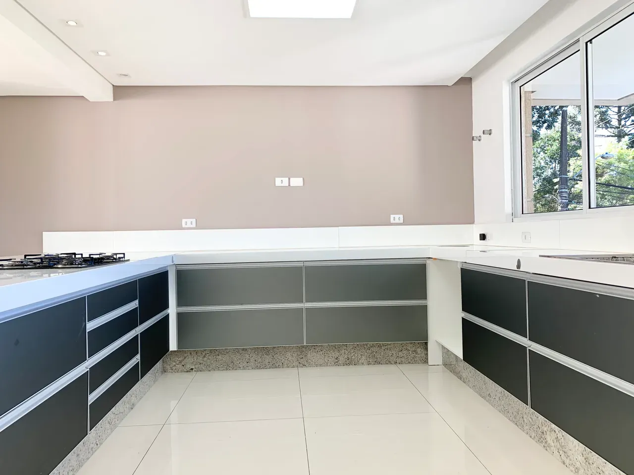 Unfurnished house with open-plan gas kitchen — photo 9