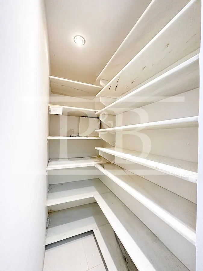 3-bedroom rental apartment with 3 bathrooms and 263 m² — photo 31