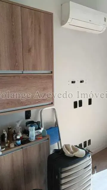 Studio mobiliado com bancada de cozinha compacta — photo 9