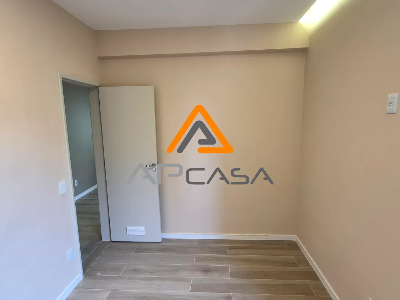 2-bedroom apartment with wood or laminate floors — photo 12