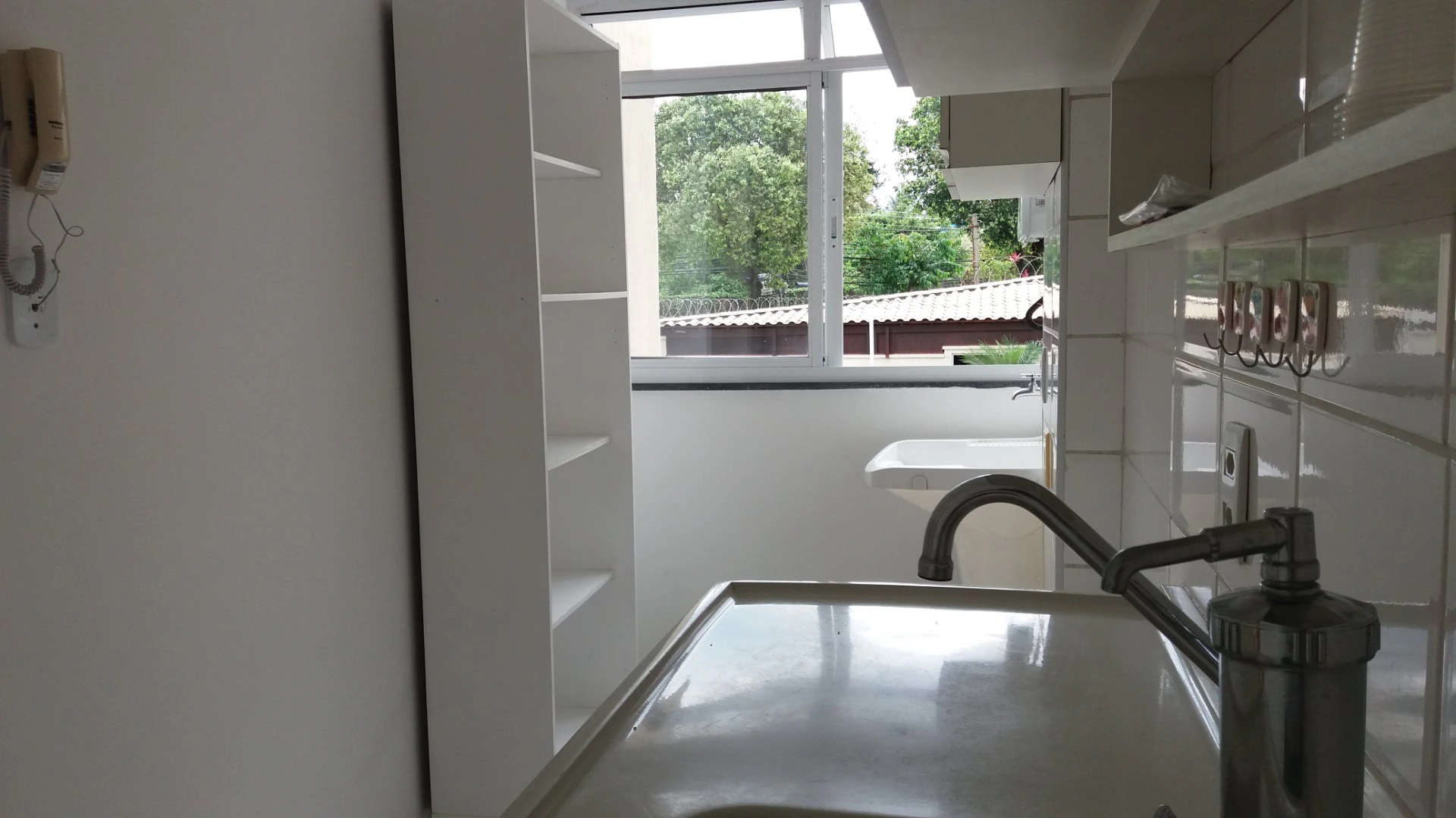 2-bedroom apartment in a building with a gym — photo 2