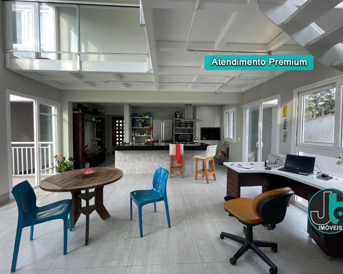 389 m² house with 4 bedrooms and an open-plan kitchen — photo 7