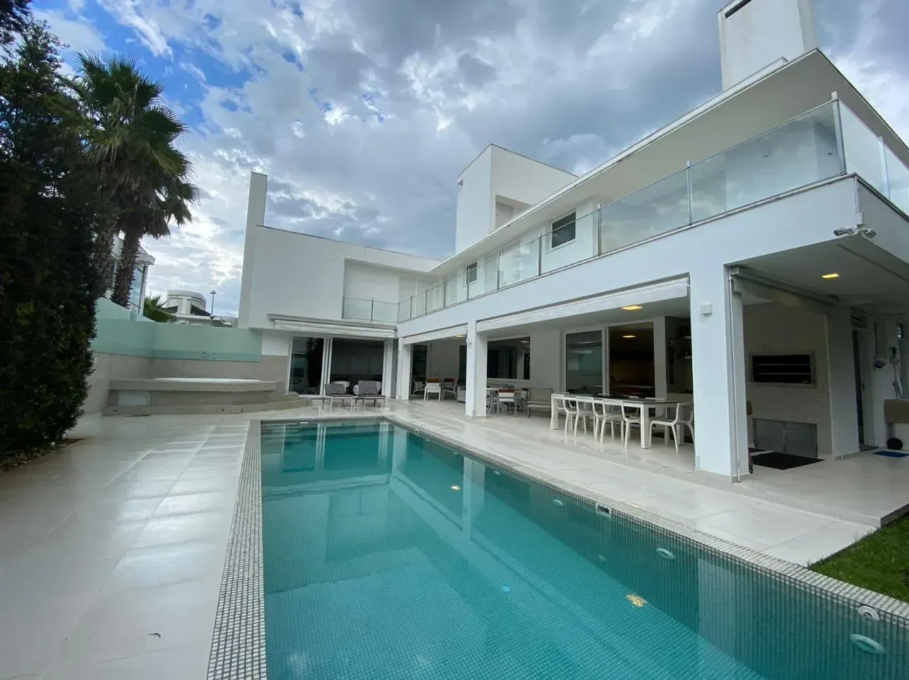 Casa mobiliada com 6 suítes e 7 banheiros — photo 2