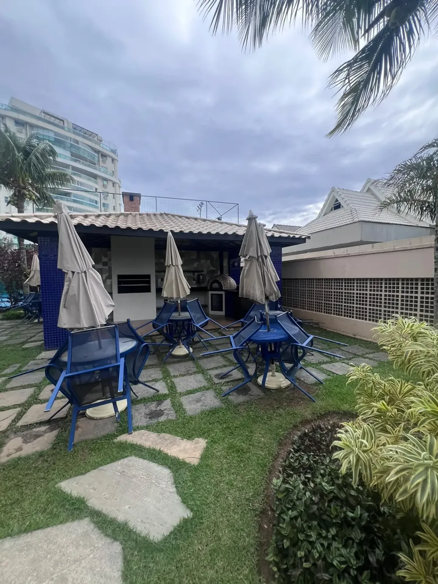 Apartment on the 10th floor with a grill on the balcony — photo 80