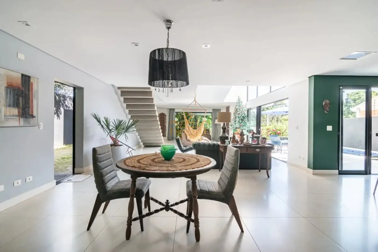 Furnished contemporary house with 3 bedrooms and 540 m²