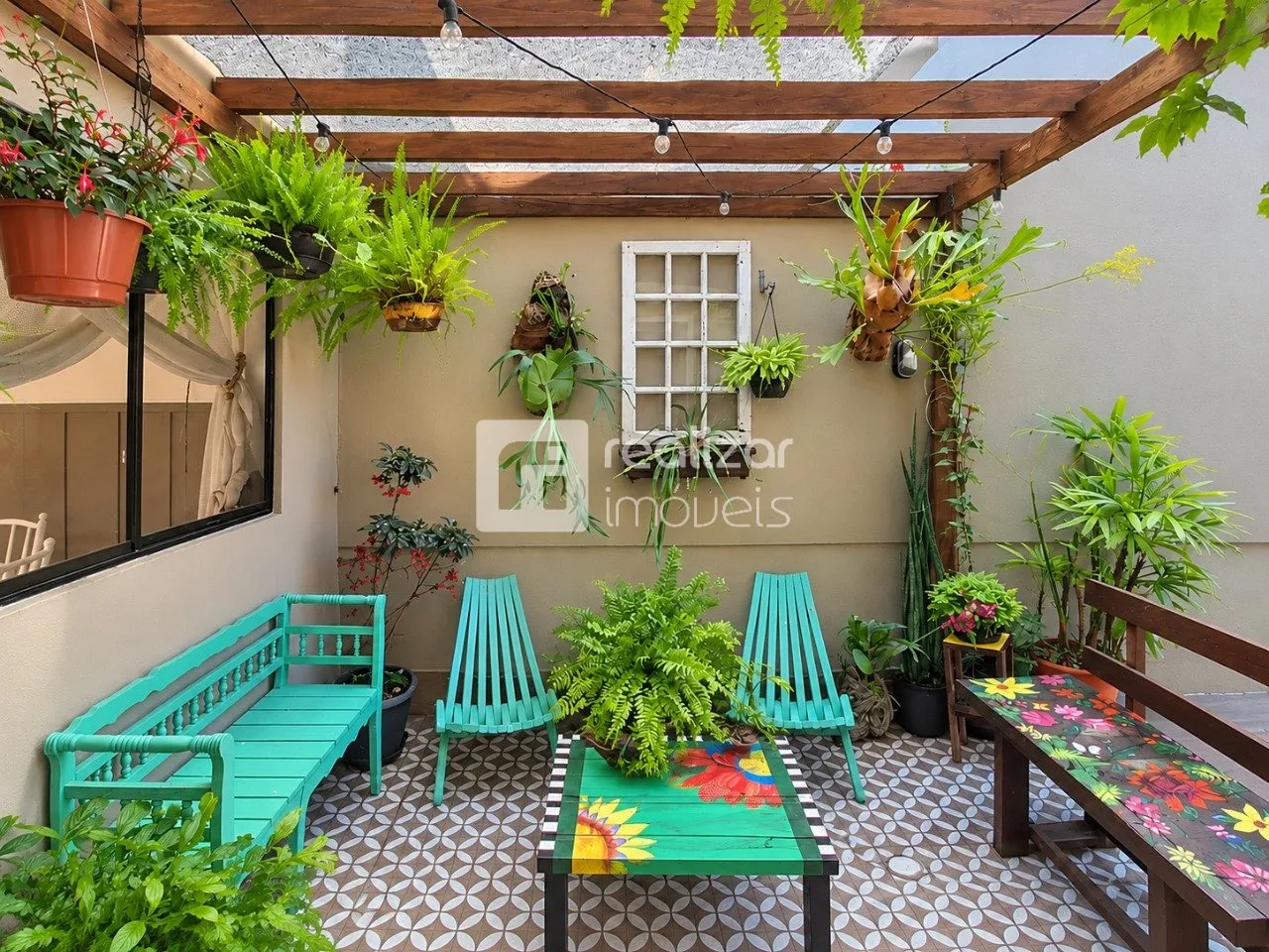 Balcony with a grill in a 5-bedroom house, 204 m² — photo 9