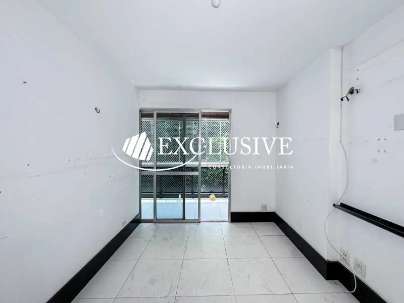 Residential apartment with 4 bedrooms and enclosed balcony — photo 14