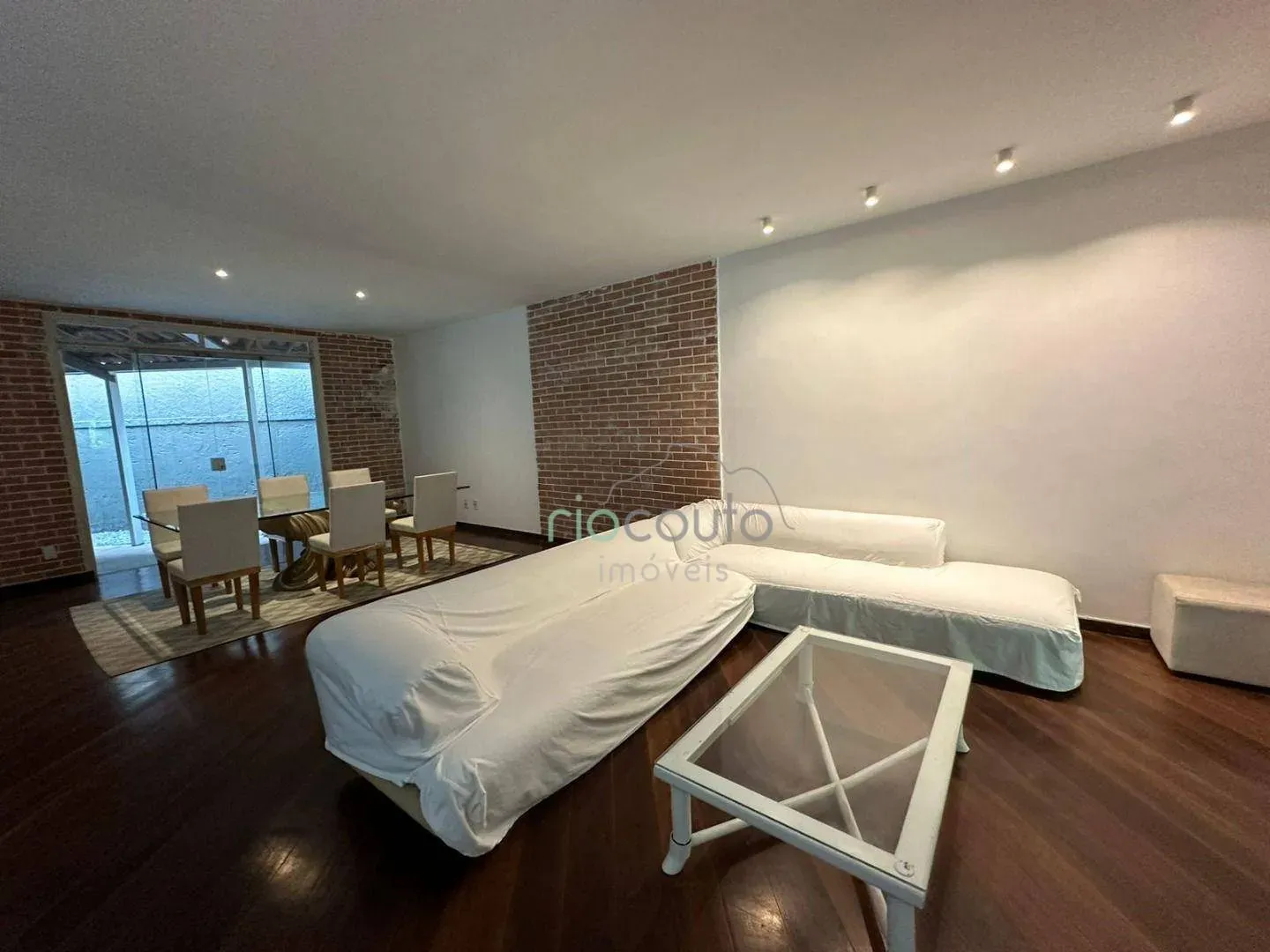 Casa com 5 quartos, 990 m² e 2 vagas, perto das janelas
