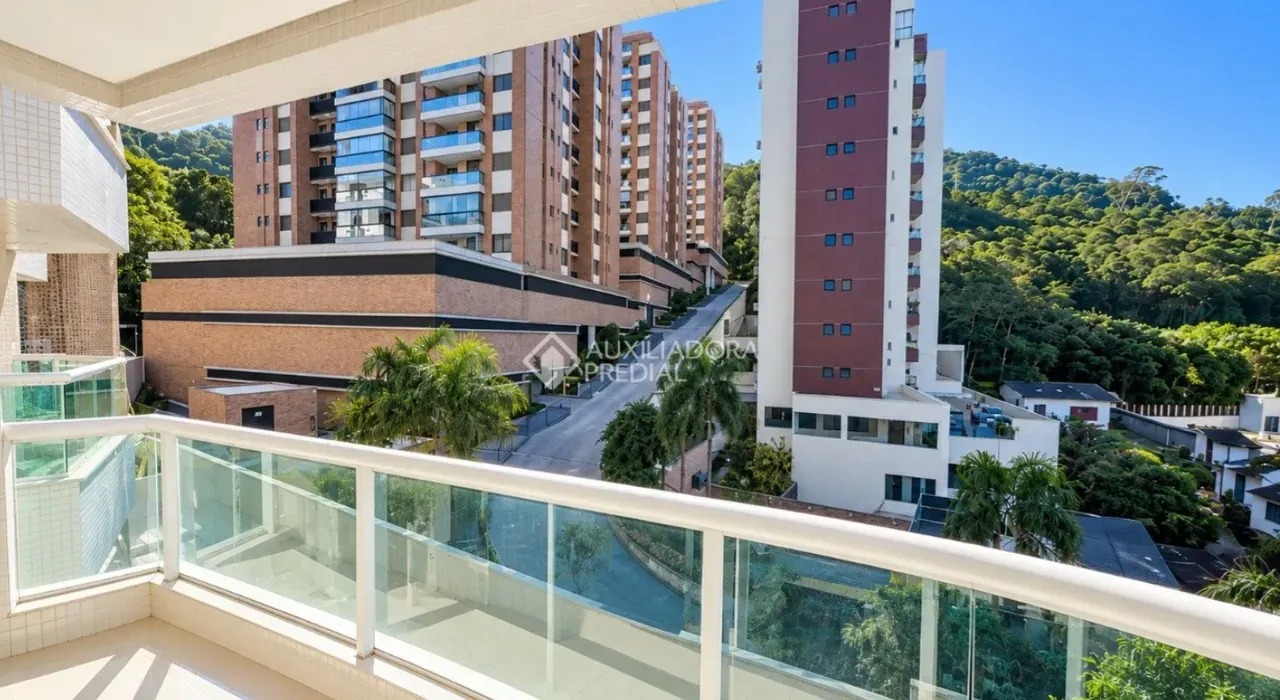 Balcony with a grill in a 4-bedroom apartment, 125 m² — photo 12