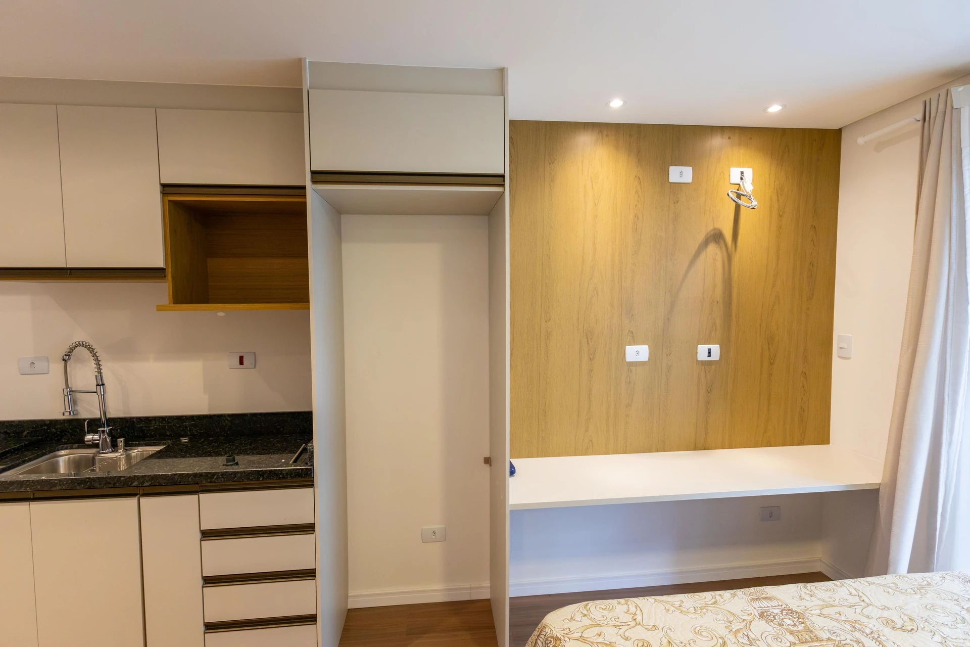 28 m² studio with a home office and a glass-enclosed balcony — photo 28