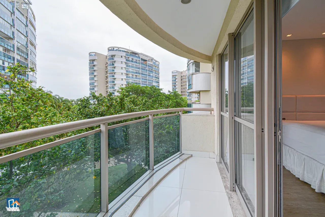 4-bedroom apartment with open-plan kitchen and electric stove — photo 28