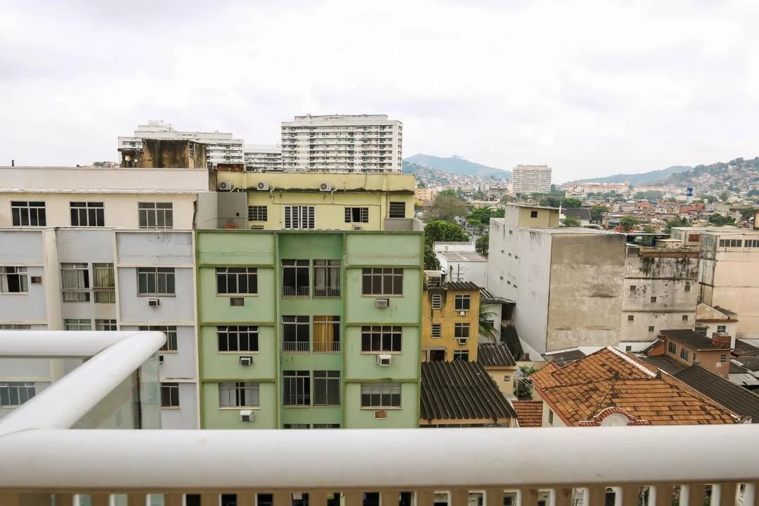 Balcony with a grill in a 2-bedroom apartment, 60 m² — photo 68