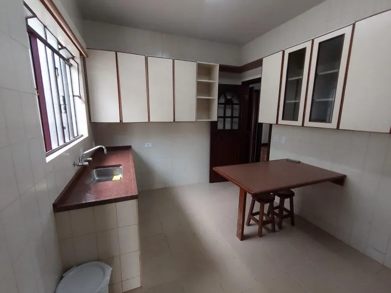 Bathtub in a 5-bedroom house, 250 m² — photo 47