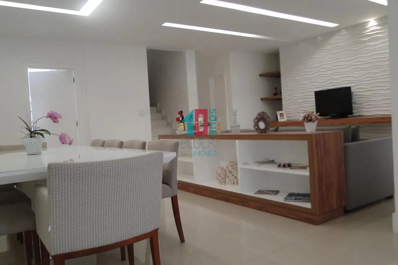 Balcony with a grill in a 5-bedroom house, 278 m² — photo 15