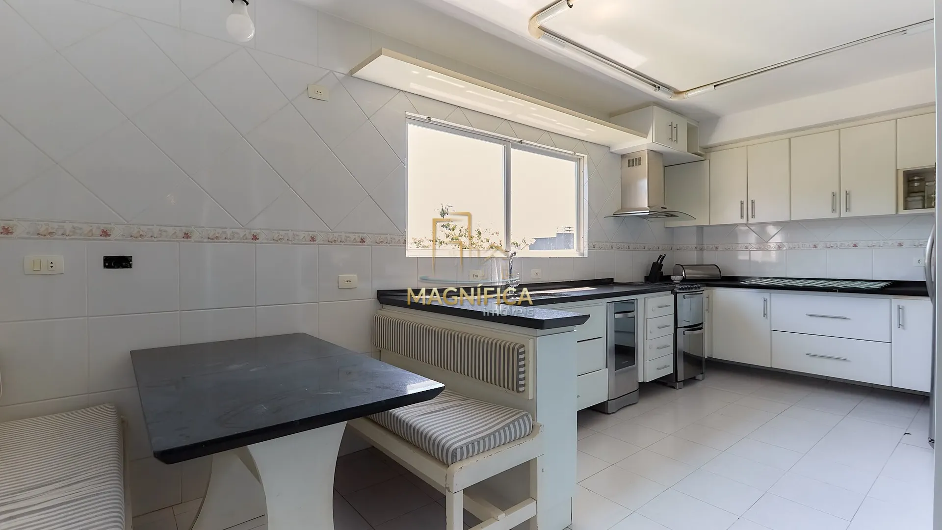 House with 4 bedrooms and 3 en-suite suites, 4 parking spaces — photo 19