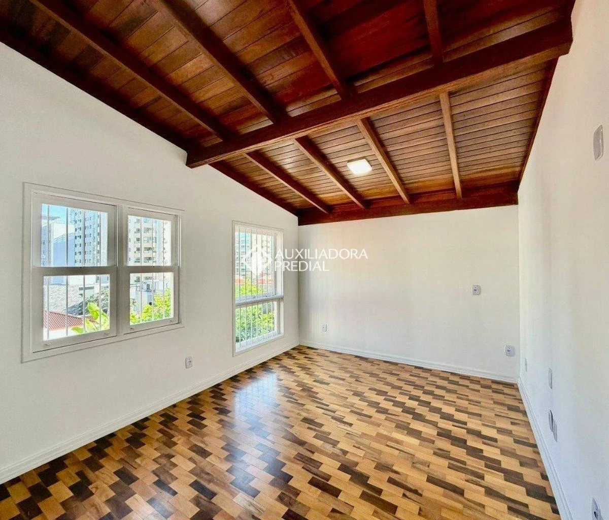 Casa de 6 quartos com varanda gourmet, Agronômica — photo 17