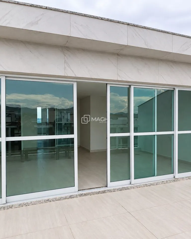 4-bedroom apartment in a building with a coworking space — photo 15