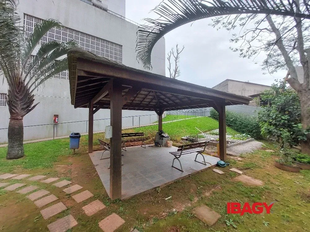 Furnished 95 m² apartment with 2 bedrooms and a desk — photo 54