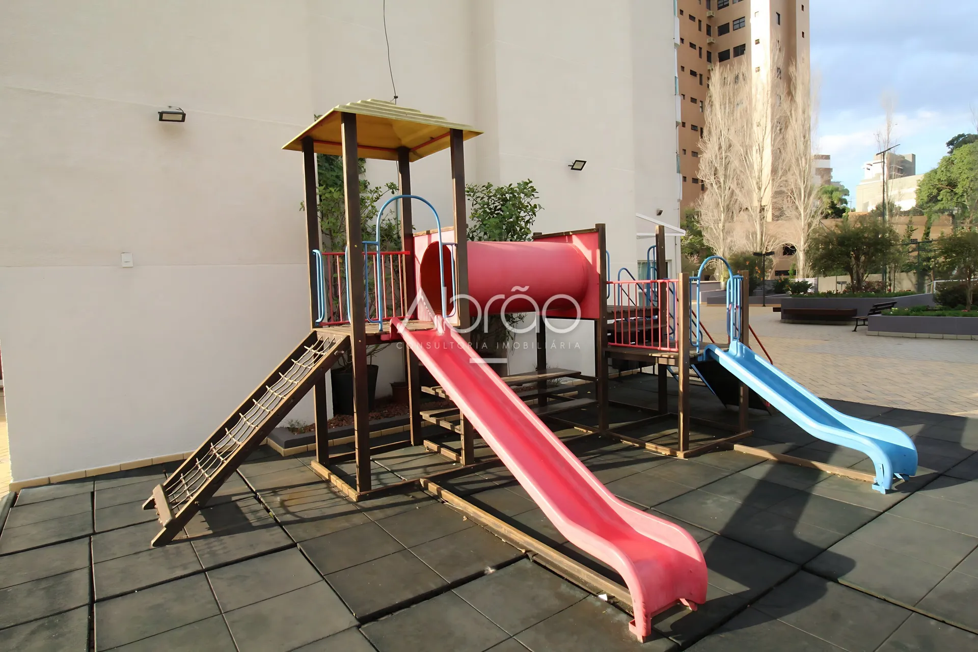 Furnished duplex apartment with 4 suites and 5 baths — photo 40