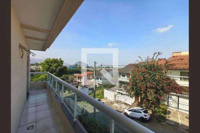 1-bedroom apartment with a balcony and mountain views