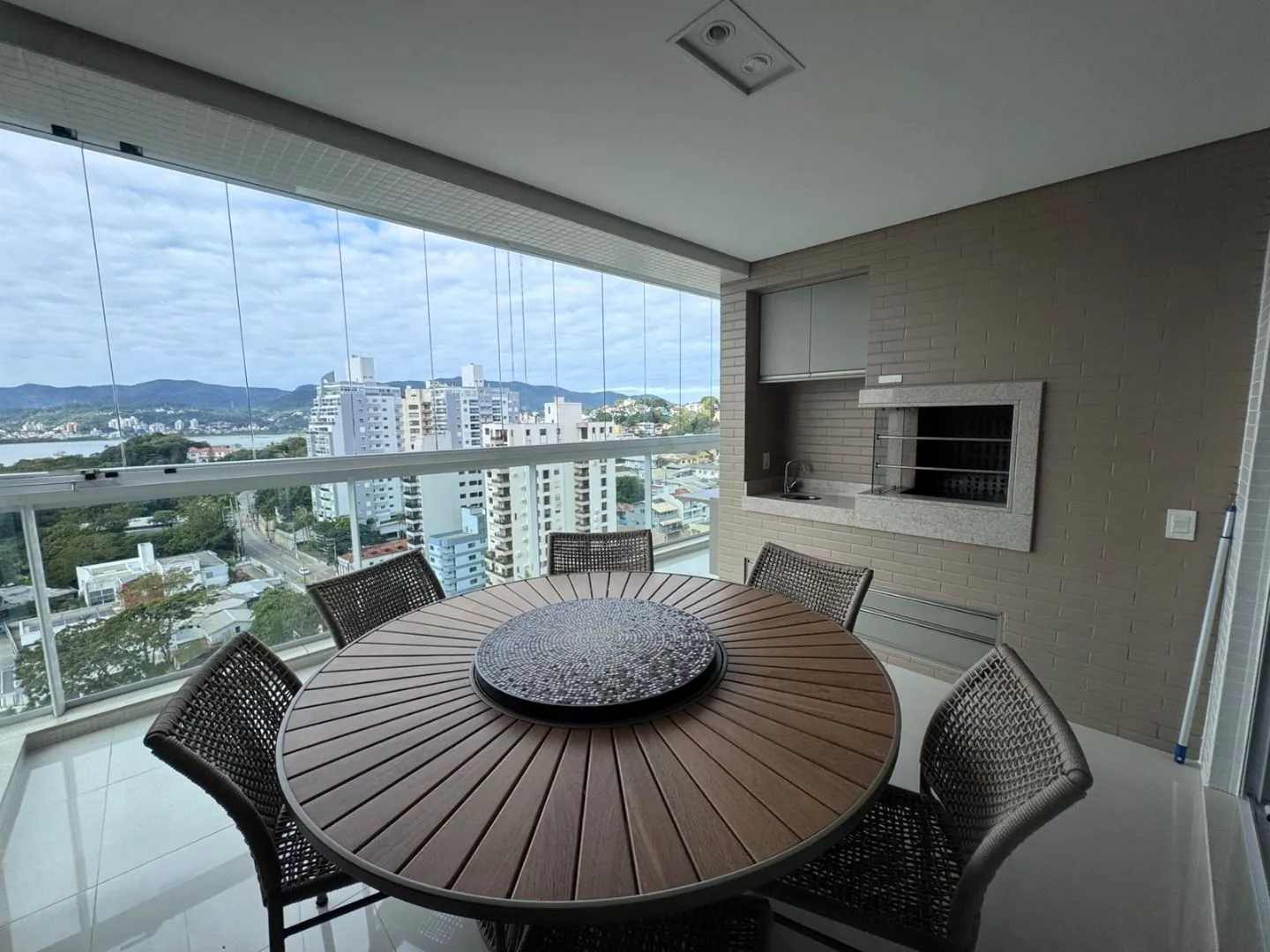 Apartamento mobiliado 289 m² no 15º andar com 3 suítes