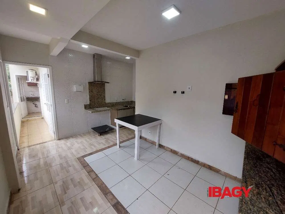 Apartamento com 2 quartos e 1 banheiro, com vaga