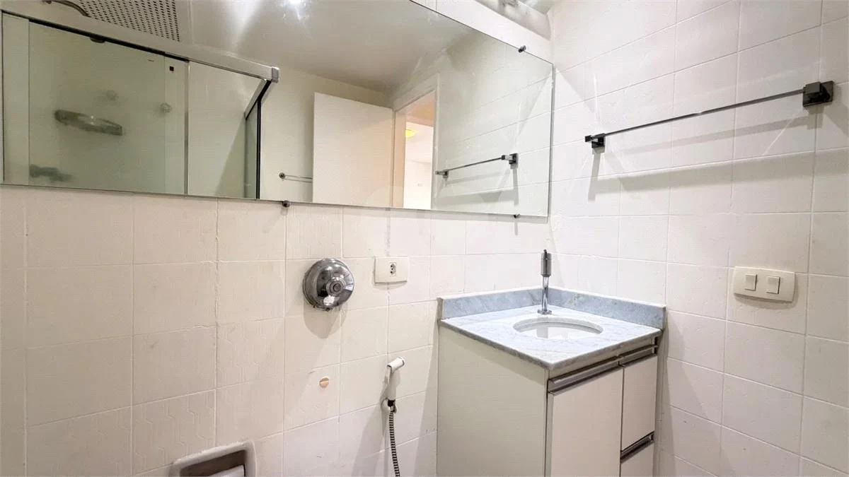 Wood or laminate floors in a 3-bedroom apartment, 91 m² — photo 28