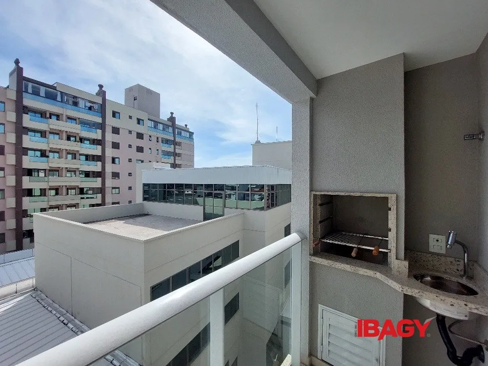 Balcony with a grill in a one-bedroom apartment, 39 m² — photo 2