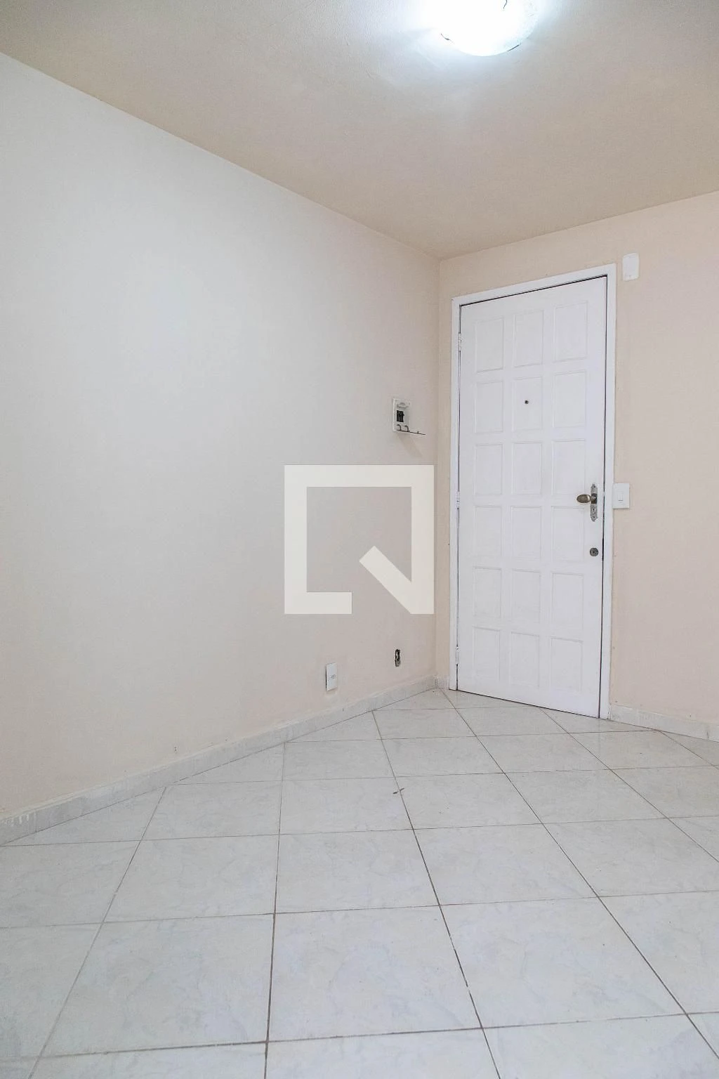 Unfurnished 1-bedroom apartment with a glass shower — photo 17