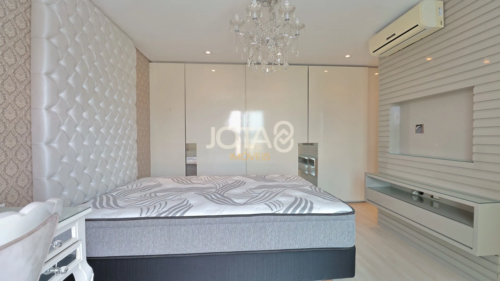 House of 310 m² with 3 en-suite bedrooms and private BBQ — photo 23