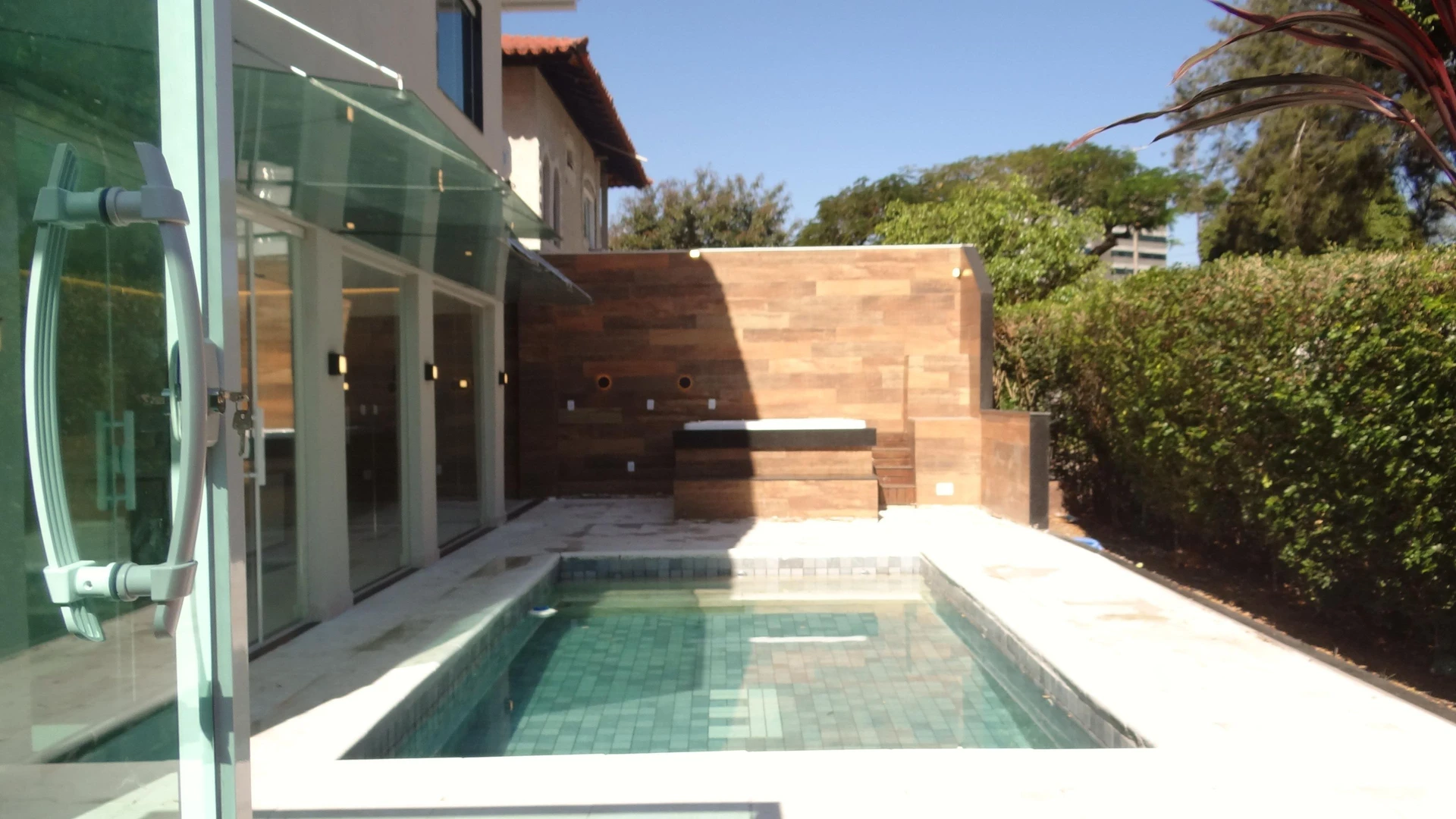 Casa de 384 m² com janelas do piso ao teto e varanda gourmet — photo 66