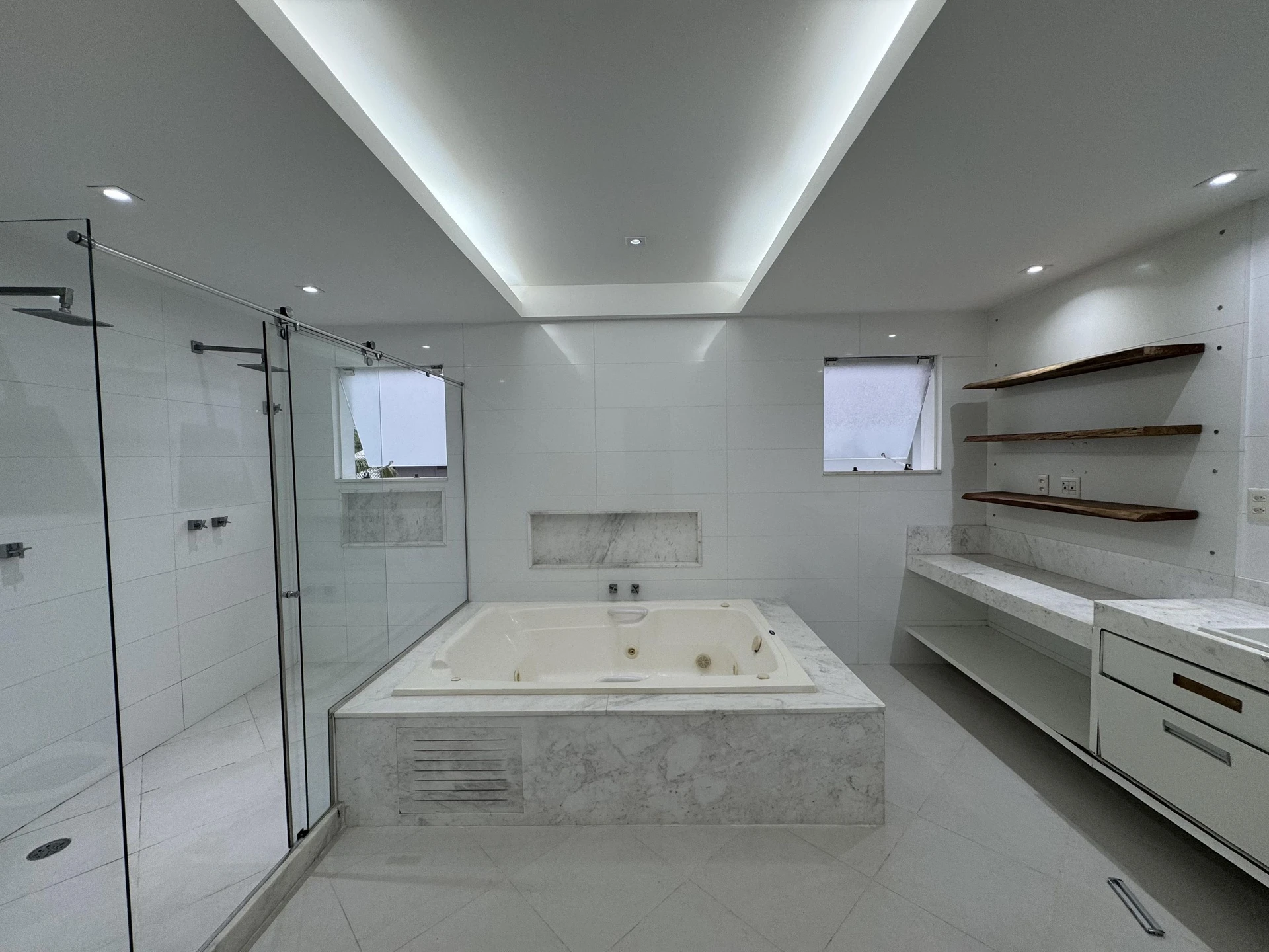 Bathtub in a 5-bedroom house, 1000 m² — photo 17