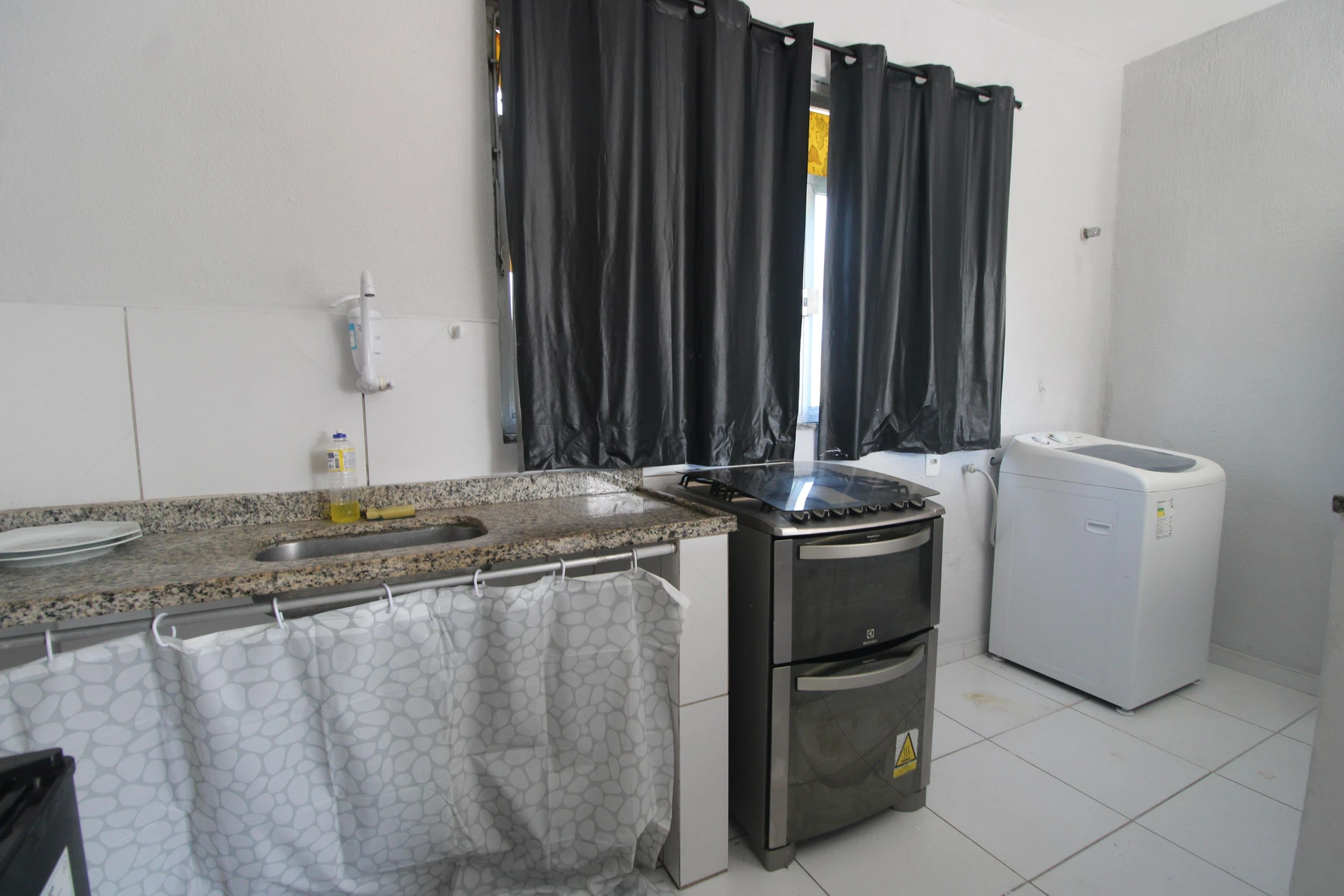 Furnished studio with kitchenette and en-suite — photo 4