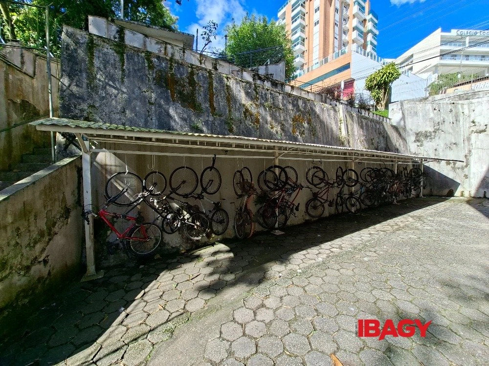 2-bedroom apartment with a dedicated laundry area — photo 4