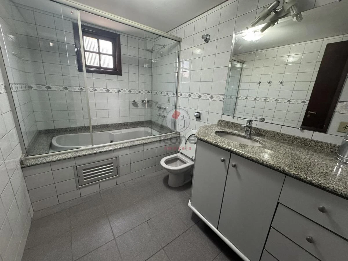 3-bedroom house with a bathtub in Curitiba — photo 32