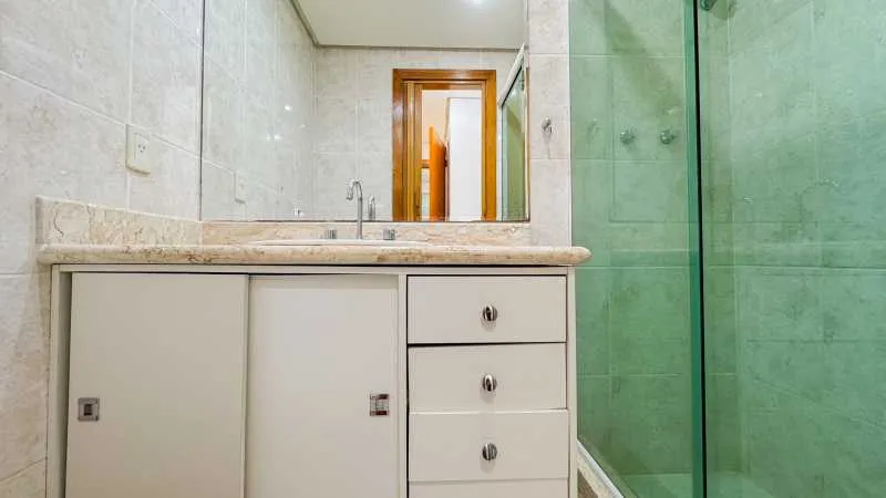 Furnished apartment, 300 m², with a glass-enclosed balcony — photo 26