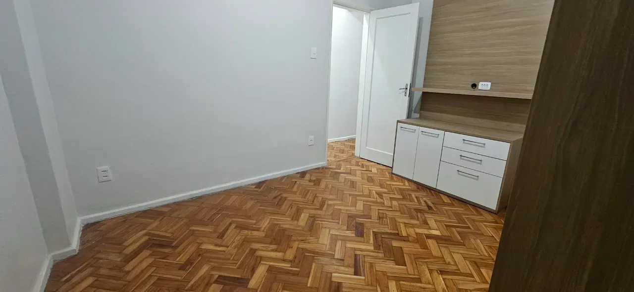 Apartamento de 2 quartos com piso de madeira ou laminado — photo 5